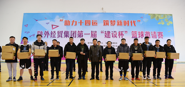 11中共富平縣委常委、政法委書記杜銀虎為第二名獲獎隊(duì)頒獎_副本.jpg